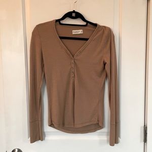 Abercrombie & Fitch nude shirt V-neck
